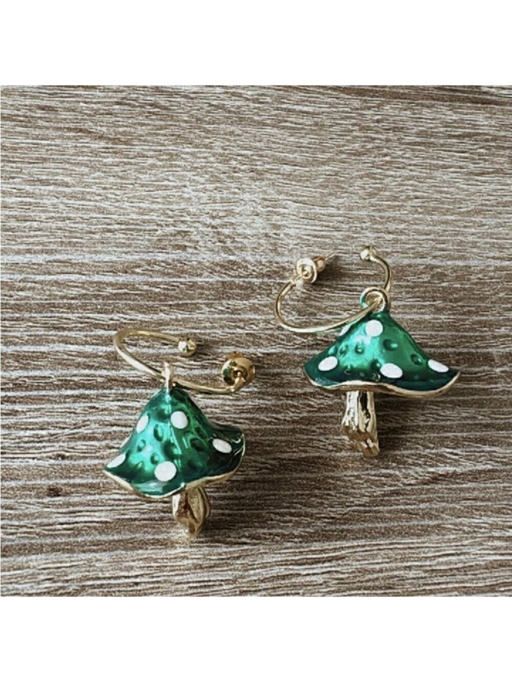 Green mushroom earring A660